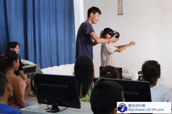 科技进农村 VR进课堂 学习兴趣更浓了